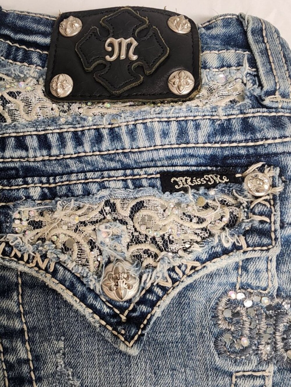 Miss Me Cuffed Capri Jeans Size 27 Medium Wash Embroidered